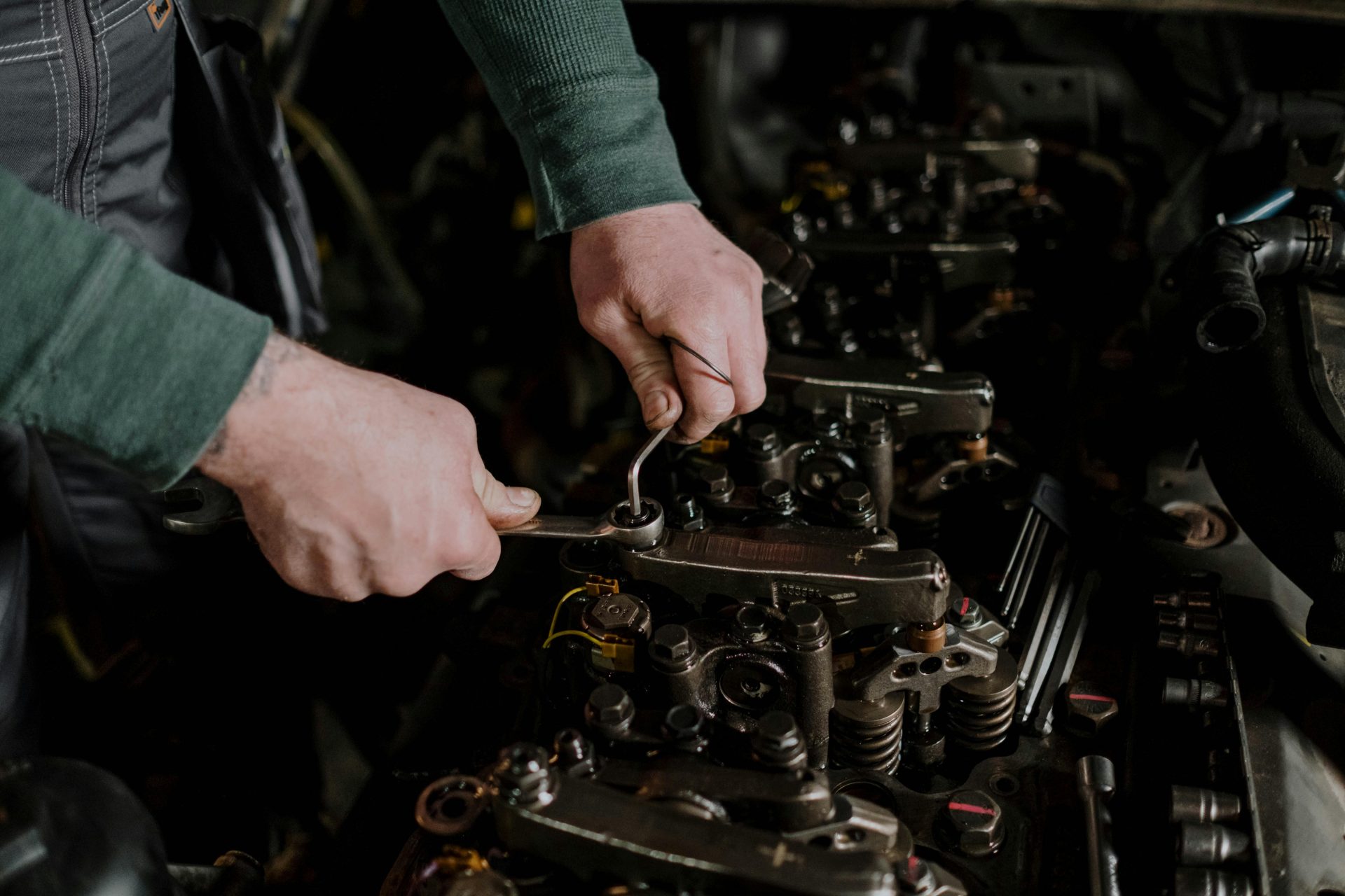 Mecánico reparando un motor